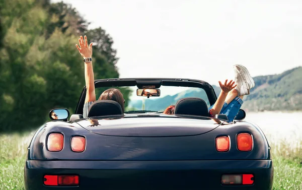Due Ragazze Viaggiatori Siedono Auto Cabriolet Godono Con Una Bella — Foto Stock