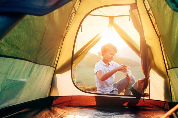 Dreng Opretter Turistmæssige Telt Sunset Skov Glade - Stock-foto