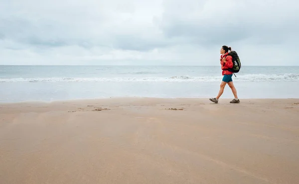 Donna Viaggiatore Piedi Sulla Spiaggia Vuota Dell Oceano Giorno Pioggia — Foto Stock