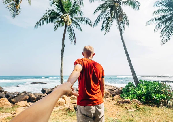 Pareja Sostiene Para Las Manos Línea Surf Del Océano Concepto —  Fotos de Stock