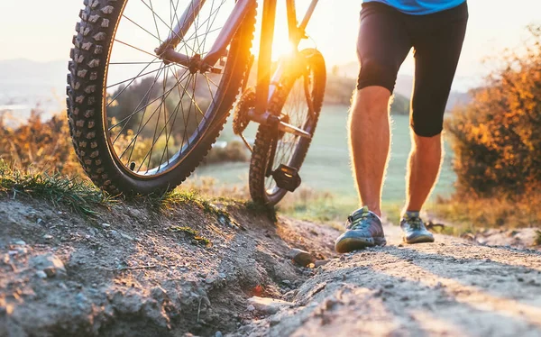 Joven Ciclista Empujando Una Bicicleta Montaña Por Colina Imagen Cerca —  Fotos de Stock