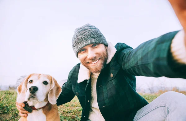 Muž Selfie Foto Jeho Nejlepší Freind Beagle Dog — Stock fotografie