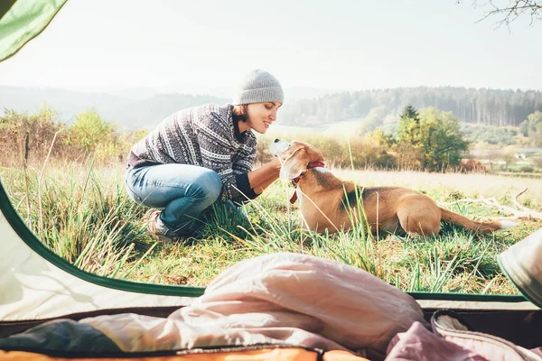 Mulher Seu Cão Cena Sensível Perto Tenda Acampamento Lazer Ativo — Fotografia de Stock