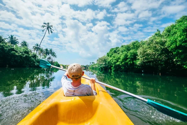Chłopiec Pływa Kajakiem Tropikalnej Lagunie — Zdjęcie stockowe