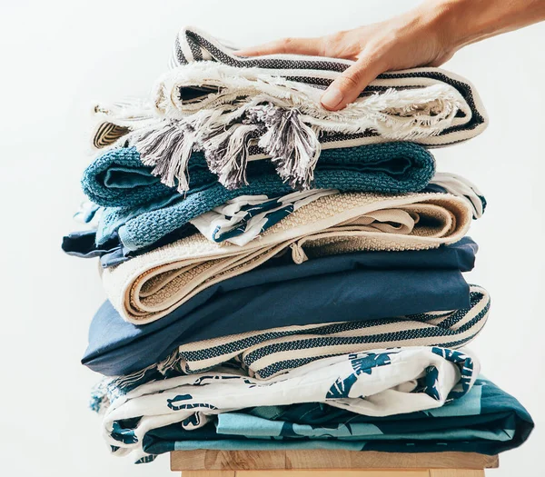 Roupa Azul Bege Têxtil Estão Cadeira Madeira — Fotografia de Stock