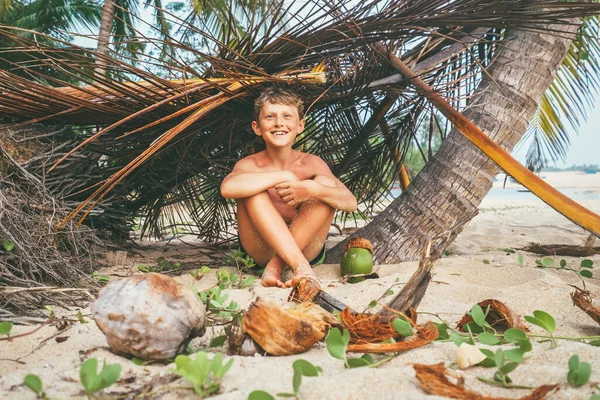Ragazzo Gioca Robinzon Sulla Spiaggia Tropicale Capanna Rami — Foto Stock
