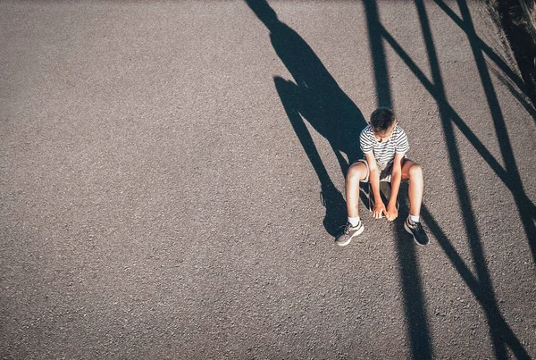 Sozinho Chato Menino Senta Prancha Skate — Fotografia de Stock