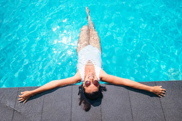 Mulher Sorridente Grande Sunglasess Relaxar Piscina Resort Luxo — Fotografia de Stock
