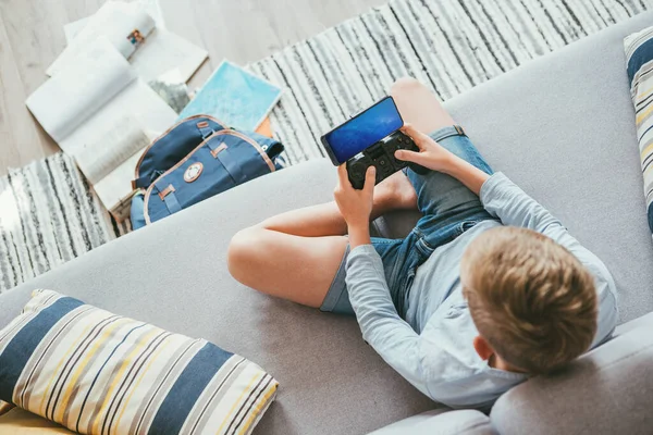 Niño Preadolescente Olvidó Sus Lecciones Libros Jugar Juegos Con Teléfono —  Fotos de Stock