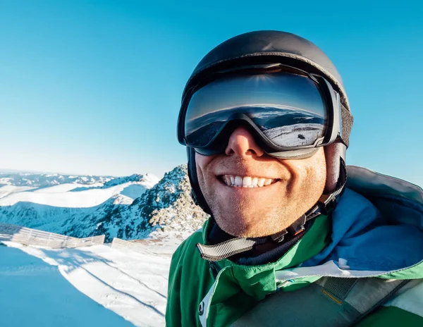 穿着安全滑雪装备的滑雪者肖像 — 图库照片