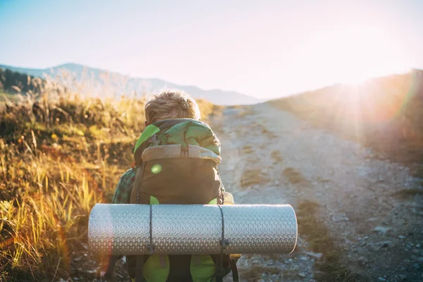 Niño Mochilero Turista Caminar Camino Soleado —  Fotos de Stock