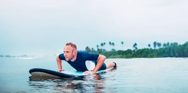 Surfista Homem Flutua Prancha — Fotografia de Stock