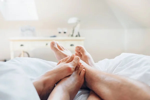Pár Zamilovaných Setká Ráno Posteli Zavřít Obrázek Muž Žena Nohy — Stock fotografie