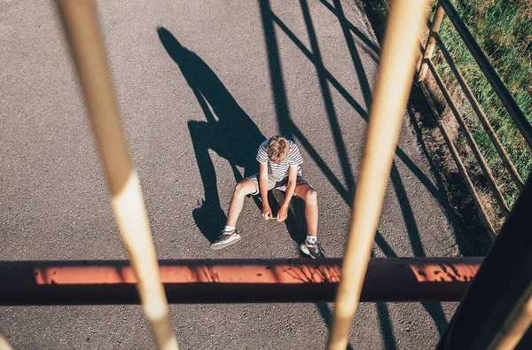 Ragazzo Solo Senza Amici Siede Sullo Skateboard Immagine Concetto Solitudine — Foto Stock