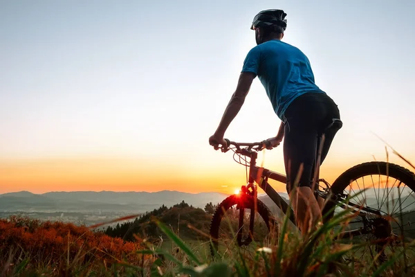 Uomo Biker Uomo Incontra Tramonto Cima Alla Collina Sopra Città — Foto Stock