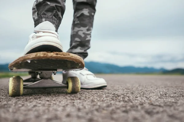 Patas Niño Zapatos Blancos Monopatín Imagen Cerca — Foto de Stock