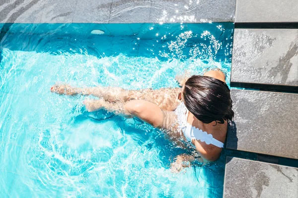 Mulher Senta Piscina — Fotografia de Stock