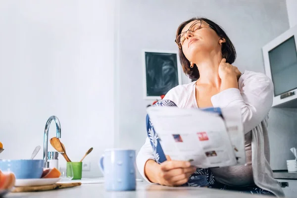 Žena Bolesti Krku Když Čte Časopis Kuchyni Ranních Hodinách — Stock fotografie