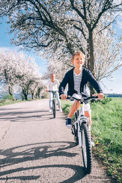 Padre Con Figlio Andare Bicicletta Strada Campagna Sotto Gli Alberi — Foto Stock