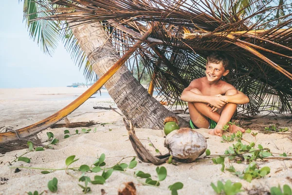 Ragazzo Siede Capanna Autofatto Sulla Spiaggia Tropicale Gioca Robi — Foto Stock