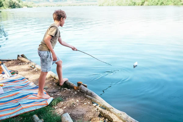 Jongen Speelt Met Papieren Boot Lanceert Het Het Meer — Stockfoto