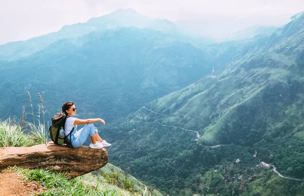 Viaggiatore Donna Godere Con Montagne Paesaggio Concetto Viaggio Vacanze Escursionismo — Foto Stock