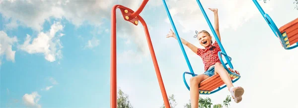 Feliz Sonrisa Linda Niña Divertirse Cuando Columpio Swing — Foto de Stock