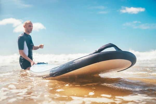 Foco Seletivo Com Ampla Abertura Aberta Prancha Surf Longa Ondas — Fotografia de Stock