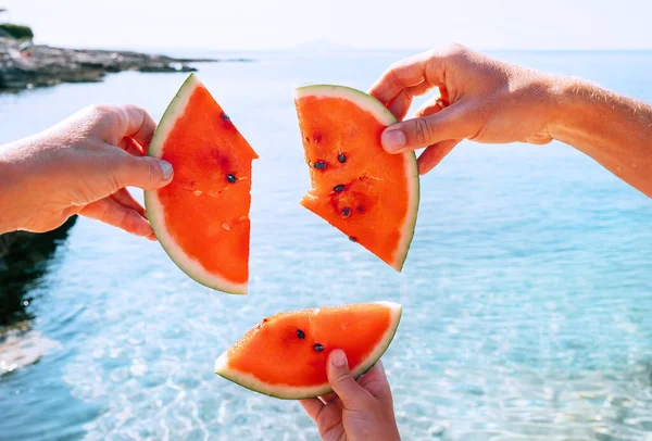 Pequeños Placeres Veraniegos Jugosos Segmentos Sandía Las Manos Sobre Fondo —  Fotos de Stock