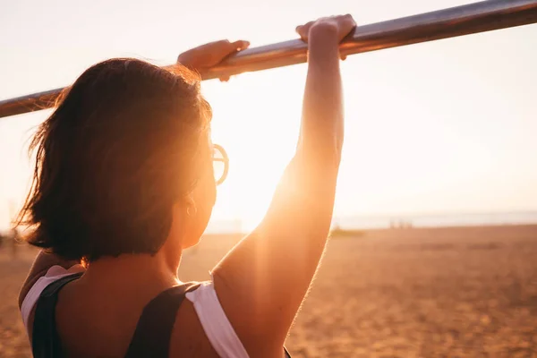 Donna Godere Con Raggi Del Tramonto Spiaggia — Foto Stock