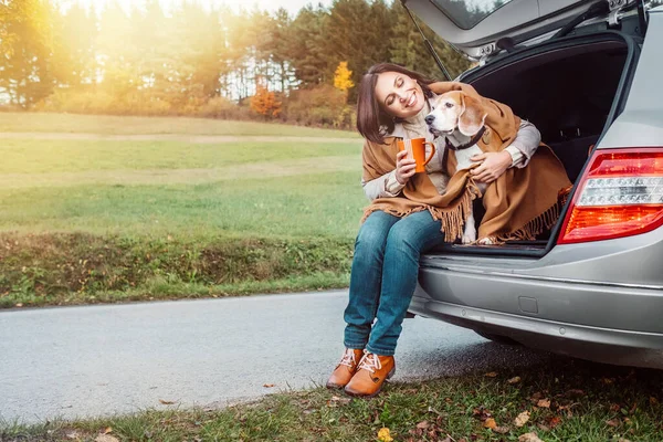 Frau Umarmt Ihren Hund Mit Schals Die Zusammen Kofferraum Sitzen — Stockfoto