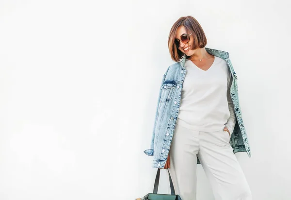 Donna Posa Elegante Vestito Bianco Con Giacca Jeans Oversize — Foto Stock