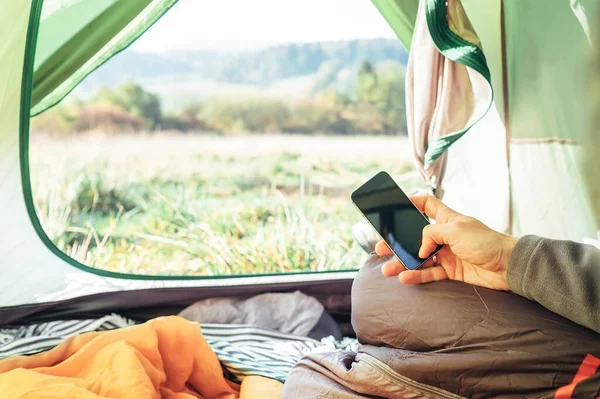 Viajante Usa Telefone Celular Sentado Tenda Fechar Mãos Homem Imagem — Fotografia de Stock