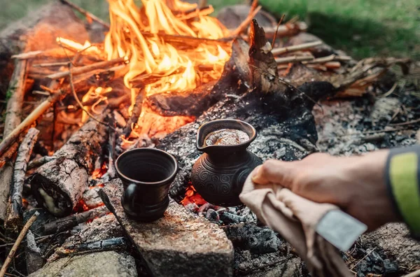 Concepto Camping Lujo Café Fresco Preparado Cezva Turco Sobre Brasas —  Fotos de Stock