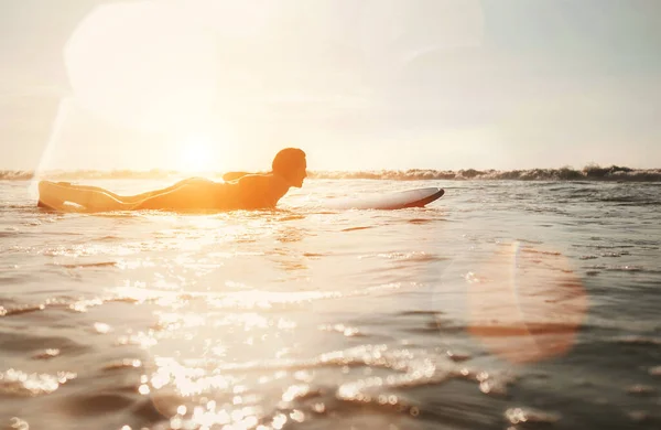 Kobieta Surfer Pływający Długiej Desce Surfingowej Kierunku Linii — Zdjęcie stockowe