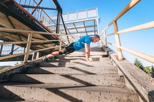 Outdoor Workout Man Makes Push Stairs — Stock Photo, Image