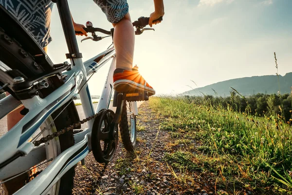 Pojke Fötter Röda Sneackers Cykel Pedal Närbild — Stockfoto