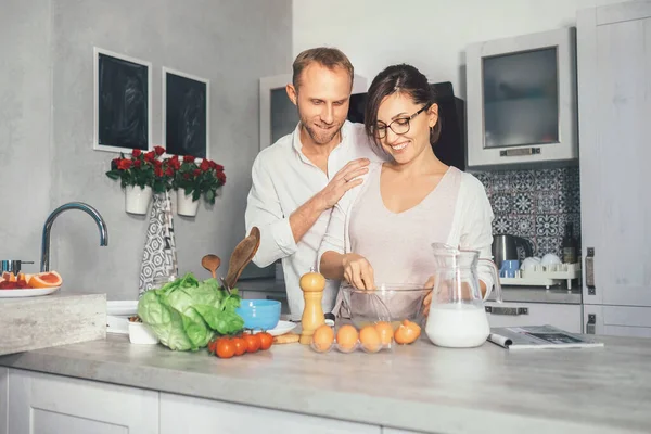 Ehepaare Bereiten Gemeinsam Frühstück — Stockfoto