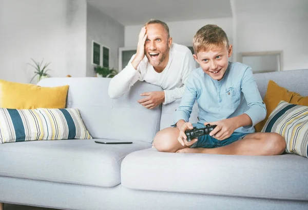 Pai Assistindo Seu Filho Jogando Videogame Usando Gamepad Emocionalmente Reage — Fotografia de Stock