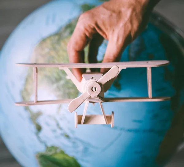 Modelo Madeira Vintage Avião Voar Perto Globo Terrestre — Fotografia de Stock