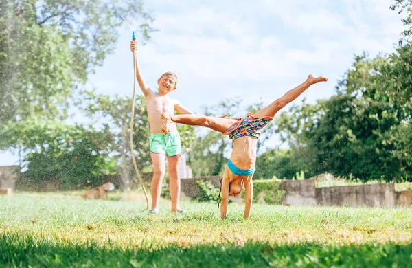 Crianças Felizes Brincam Jardim Verão Salpicando Água Pulando — Fotografia de Stock