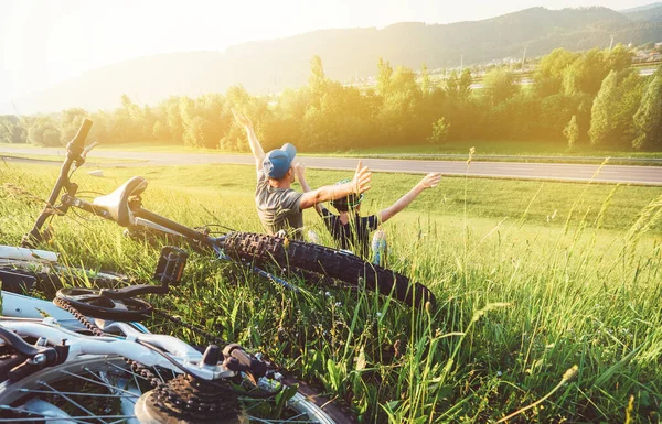 Vater Und Sohn Ruhen Sich Beim Fahrradspaziergang Gemeinsam Grünen Gras — Stockfoto