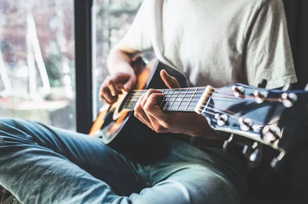 Manos Hombre Tocando Guitarra Imagen Cerca —  Fotos de Stock