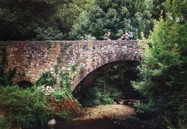 Μητέρα Και Γιος Κάθονται Στη Γέφυρα Πάνω Από Ποτάμι — Φωτογραφία Αρχείου