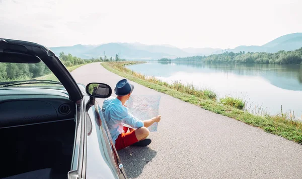 Adam Haritayı Okuyor Cabriolet Inin Yanında Oturuyor Resimli Dağ Yolunda — Stok fotoğraf