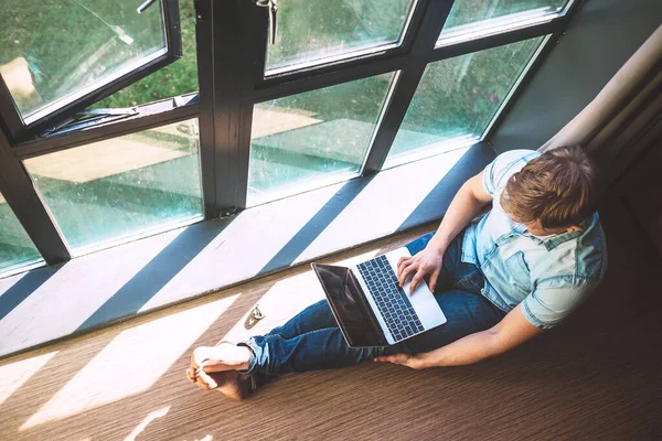 Homem Trabalha Com Laptop Sentado Chão Perto Janela Aberta — Fotografia de Stock