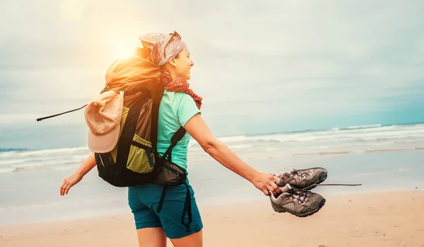 Mädchen Backpacker Reisende Genießt Mit Frischem Meereswind — Stockfoto