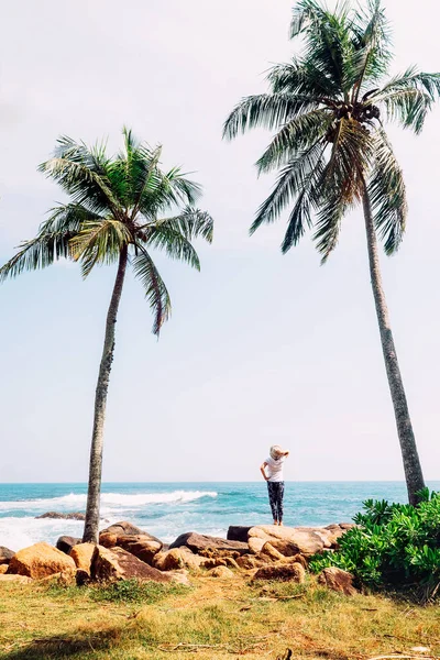 Vrouw Staat Aan Oceaan Kust Kijkt Horizont Lijn — Stockfoto