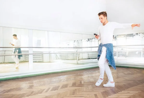 Bailarina Arte Moderno Vestida Con Ropa Blanca Escuchando Música Con — Foto de Stock