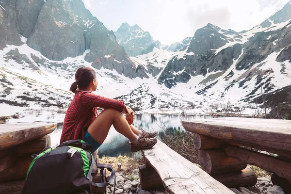 Mulher Viajante Descansa Perto Lago Montanha Com Bela Vista Sobre — Fotografia de Stock